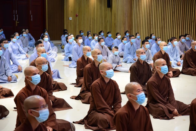 Taking comments to complete recording visual images in the rain season retreat